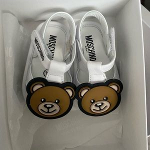 MOSCHINO KIDS
teddy bear-patch sandals